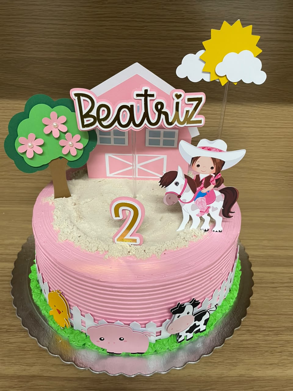 Bolo rosa tema fazendinha personalizado