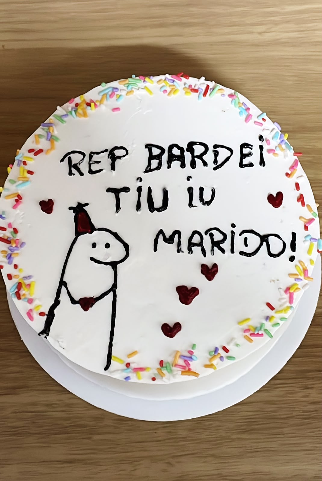 Bolo personalizado com recado engraçado em buttercream