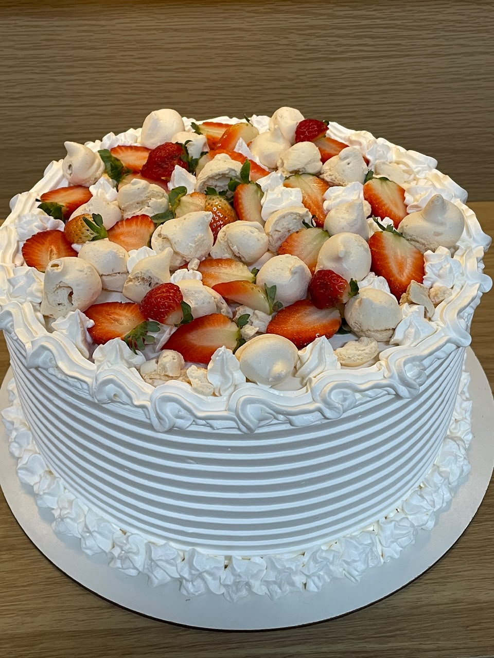 Bolo de morango com chantilly e suspiros
