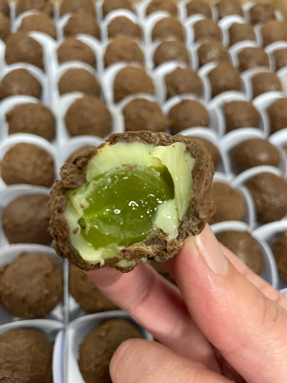Brigadeiro recheado com uva
