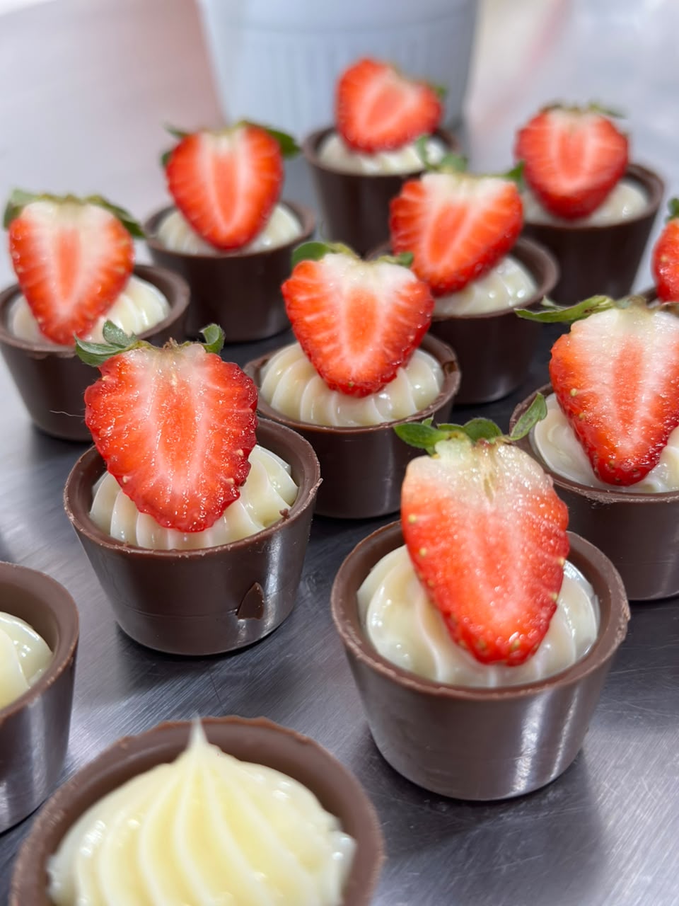 Copinhos de chocolate com creme e morango