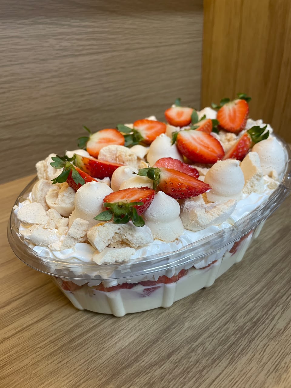 Pavlova de morango com suspiros e chantilly em pote individual